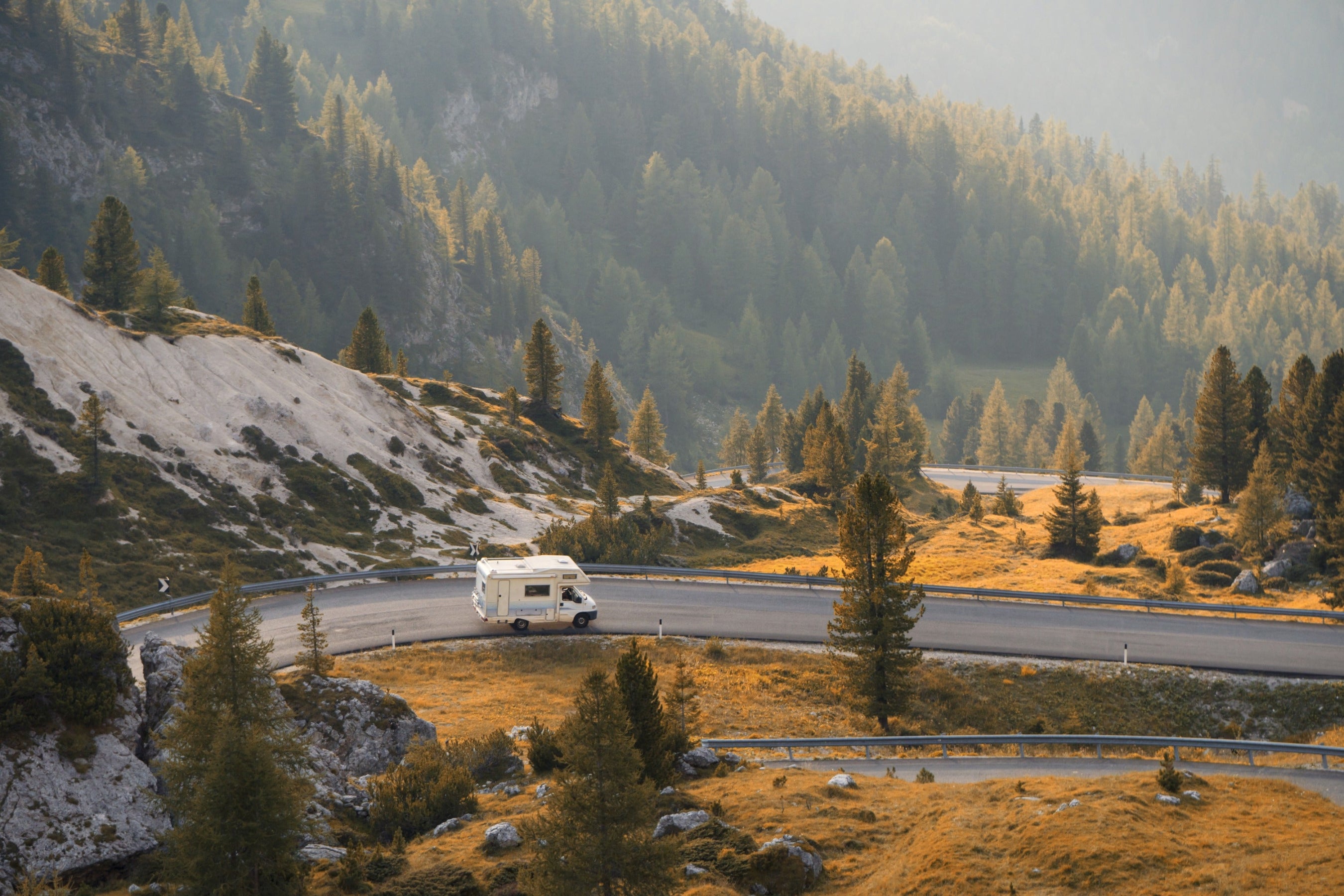 Roadtrip en camping-car vintage en montagne
